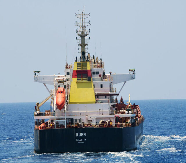 Индийският флот завзе кораба "Руен" от сомалийски пирати и спаси екипажа от 17 души