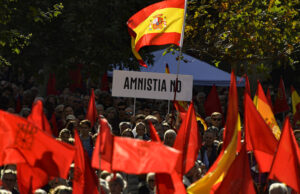 Противници на амнистията протестират в Памплона,
