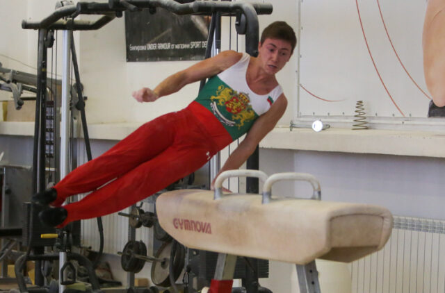 Кевин Пенев се нареди на 12-о място на земя и 24-о на кон с гривни във втория етап на Европейската онлайн купа по спортна гимнастика за мъже