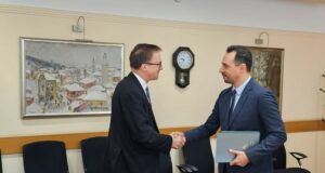 Министър Богданов се срещна с британския комисар по търговията с Европа Крис Бартън
                                                                                                През последните пет години търговията между България и Великобритания е нараснала с 50 на сто, достигайки рекордни стойности, заяви икономическият министър