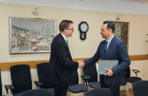 Министър Богданов се срещна с британския комисар по търговията с Европа Крис Бартън
                                                                                                През последните пет години търговията между България и Великобритания е нараснала с 50 на сто, достигайки рекордни стойности, заяви икономическият министър