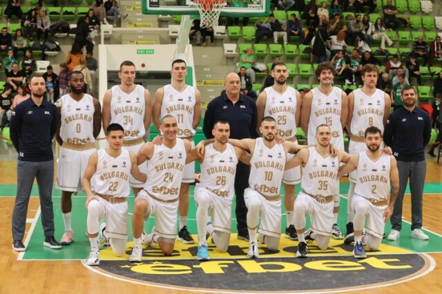 Националният отбор на България по баскетбол за мъже с приз за номер 1 за месец февруари