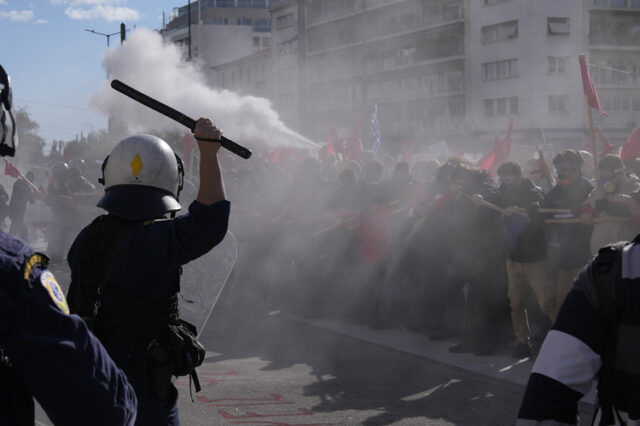 ОБНОВЕНА Най-малко осем ранени при сблъсъци в центъра на Атина между полицията и демонстранти срещу законопроекта за частните университети