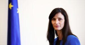 Очаква се кандидатът за министър-председател на ГЕРБ – СДС Мария Габриел да внесе в Народното събрание писмо, че оттегля кандидатурата си