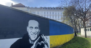 Портрети на Алексей Навални бяха нарисувани на стена зад Паметника на Съветската армия във Виена