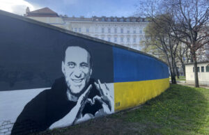 Портрети на Алексей Навални бяха нарисувани на стена зад Паметника на Съветската армия във Виена
