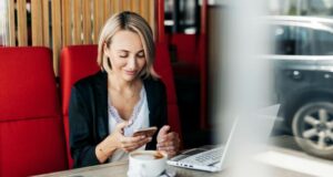 При дистанционна работа 
                                                                                                Служителят не е длъжен да отговаря на работодателя си, когато е в междудневна или седмична почивка, реши окончателно парламентът