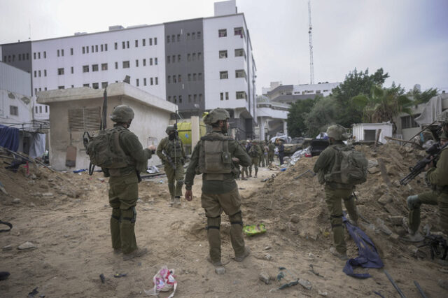 Израелски войници пред болницата 