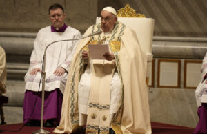 РАЗШИРЕНА
                                                                                                По време на Пасхалното бдение папата призова вярващите да се радват и да имат надежда въпреки личните и глобалните политически кризи