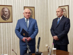 Радев връчи на Главчев мандата и заяви, че няма да се меси в състава на правителството