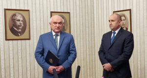 Радев връчи на Главчев мандата и заяви, че няма да се меси в състава на правителството