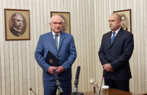 Радев връчи на Главчев мандата и заяви, че няма да се меси в състава на правителството