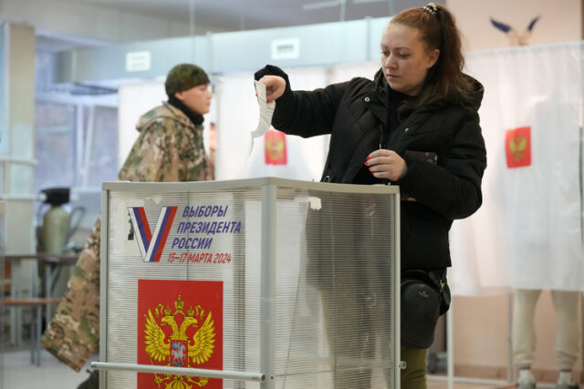 Руснаците гласуват на тридневни президентски избори, на които се очаква Путин да спечели нов мандат