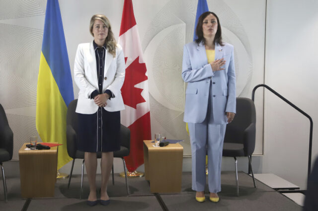 Украинската посланичка в Канада посети завод за бронирани бойни машини