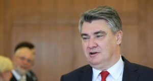 Хърватският президент Зоран Миланович не може да участва като кандидат в парламентарните избори на 17 април, заяви Конституционният съд