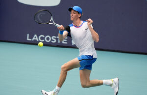 Яник Синер се наложи над изненадата Томаш Махач и стана първият полуфиналист на тенис турнира в Маями