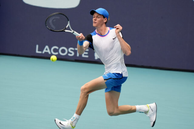 Яник Синер се наложи над изненадата Томаш Махач и стана първият полуфиналист на тенис турнира в Маями