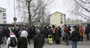 Обезумели от тревога родители пред училището Снимка: АП