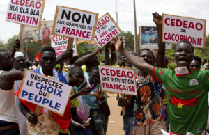 Буркина Фасо експулсира трима френски дипломати за "подривна дейност"