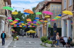 Враца има вече улица с цветни чадъри