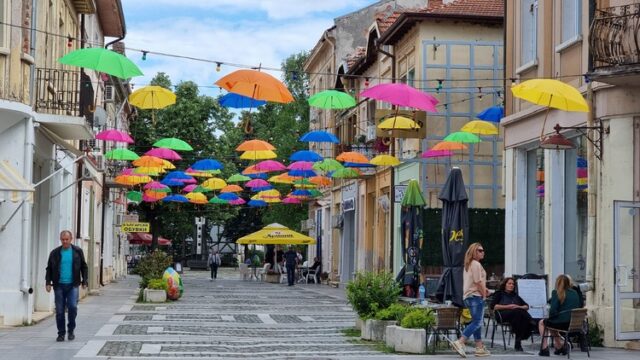 Враца има вече улица с цветни чадъри