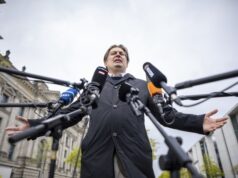 Германският крайнодесен евродепутат Кра няма да подава оставка, след като негов сътрудник беше задържан по подозрения в шпионаж за Китай