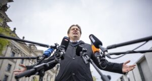 Германският крайнодесен евродепутат Кра няма да подава оставка, след като негов сътрудник беше задържан по подозрения в шпионаж за Китай