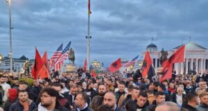 Демократичният съюз за интеграция препълни централния площад в Скопие за заключителния си митинг преди президентските избори в сряда