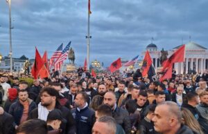 Демократичният съюз за интеграция препълни централния площад в Скопие за заключителния си митинг преди президентските избори в сряда