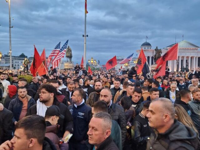 Демократичният съюз за интеграция препълни централния площад в Скопие за заключителния си митинг преди президентските избори в сряда