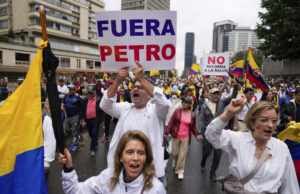 Десетки хиляди колумбийци протестираха срещу икономическите и социалните реформи на правителството на Густаво Петро