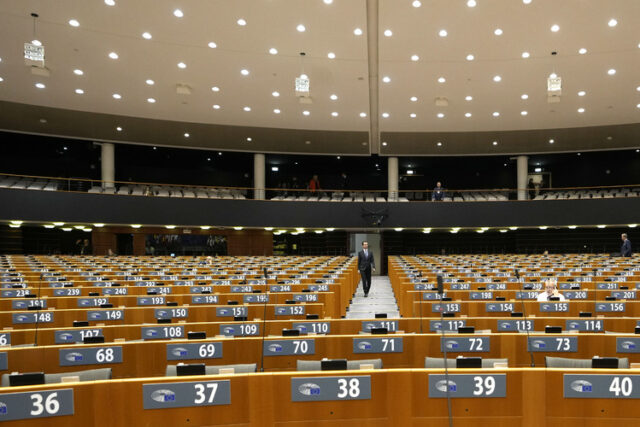 Европейският парламент ще гласува днес пакет, предвиждащ по-строги правила за миграцията и предоставянето на убежище в ЕС