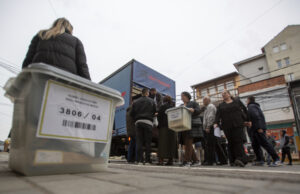 Едва 200 души са гласували от над 46 000 имащи право на глас
                                                                                                Сърбите в Северно Косово бойкотират референдума за отстраняване на етническите албански кметове