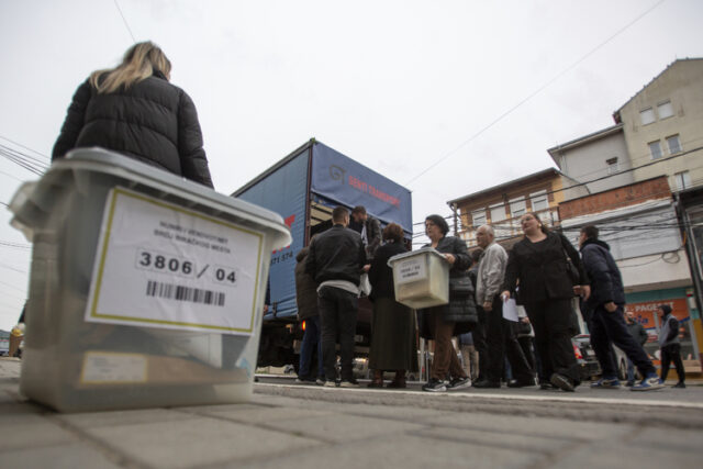 Едва 200 души са гласували от над 46 000 имащи право на глас
                                                                                                Сърбите в Северно Косово бойкотират референдума за отстраняване на етническите албански кметове