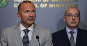 На снимката: служебният министър на енергетиката Росен Христов и служебният премиер Гълъб Донев
