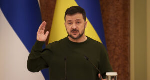 Зеленски нарече неприемливо колебанието на Запада относно помощта за Украйна