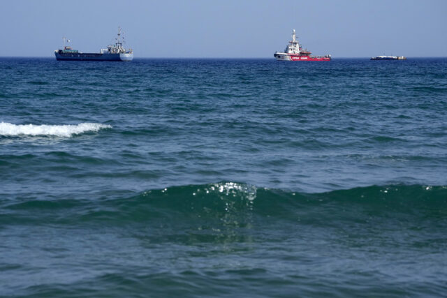 Кораби, превозващи храна за палестинците в Газа, се приближават до анклава, заяви министърът на външните работи на Кипър