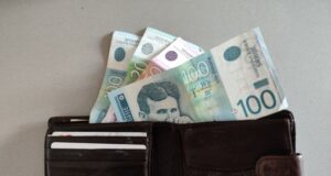 КосоваПрес: Косовското правителство настоява Регламентът на Централната банка на Косово за динара да не бъде променян, опозицията иска координация със съюзниците