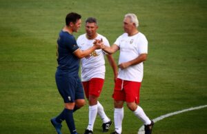 Легендите на българския футбол Христо Стоичков и Красимир Балъков ще водят двата отбора в мача по повод юбилея на Етър