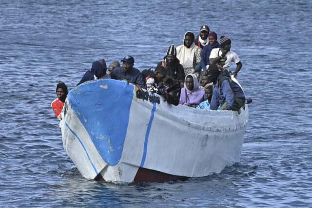 Лодка с починали мигранти, най-вероятно от Африка, бе открита край Бразилия