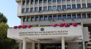 Недопустимо е да бъде забраняван достъпът до литература, свързана с лица и събития от общата история на България и РСМ, заявиха в позиция от МВнР