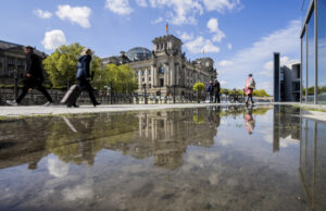 Очаква се оптимизмът по отношение на доходите да повиши потребителските настроения в Германия през май, според проучване