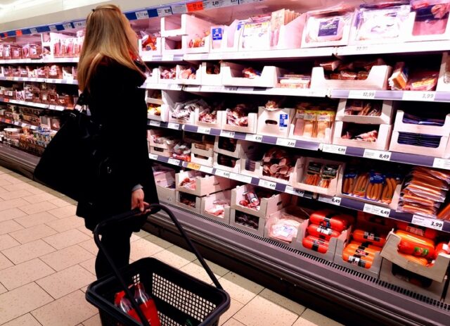 По данни на Държавната комисия по стоковите борси и тържищата:
                                                                                                И през тази седмица има спад в цените на основни хранителни стоки и на плодовете и зеленчуците на борсите в страната