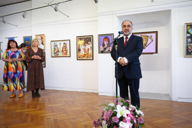 Служебният министър на културата 
                                                                                                Найден Тодоров откри годишната изложба на учениците от Националното училището за музикално и сценично изкуство в Бургас