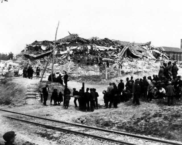 Три земетресения, разтърсват България през април 1928 г. и предизвикват солидарност в цяла Европа
                                                                                                На 25 април 1928 г. е третото силно земетресение от поредица трусове, разрушили Пловдив и част от населените места в Южна България