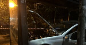 Четирима души са в болница след като 20 годишен шофьор се заби в автобусна спирка във Варна.