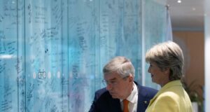 Весела Лечева постави подписа си на олимпийската стена в Лозана и получи грамота от Томас Бах