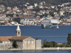Властите в черногорския град Тиват забраниха разходките по бански, предвидена е глоба до 1000 евро