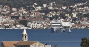 Властите в черногорския град Тиват забраниха разходките по бански, предвидена е глоба до 1000 евро