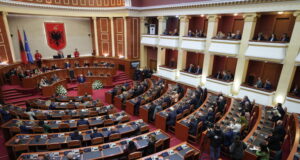 Група младежи нахлуха в албанския парламент с искания емигрантите от албанската диаспора да имат право на глас на следващите избори